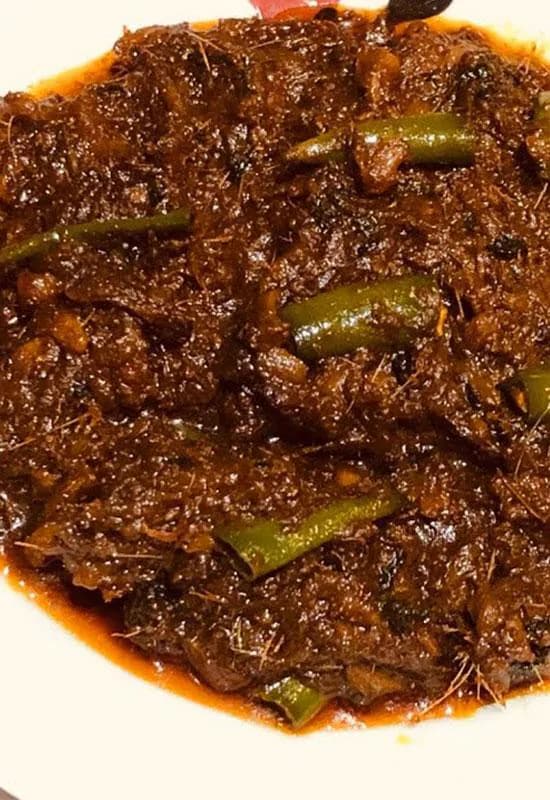 Dark sidol bhorta garnished with a green chilli